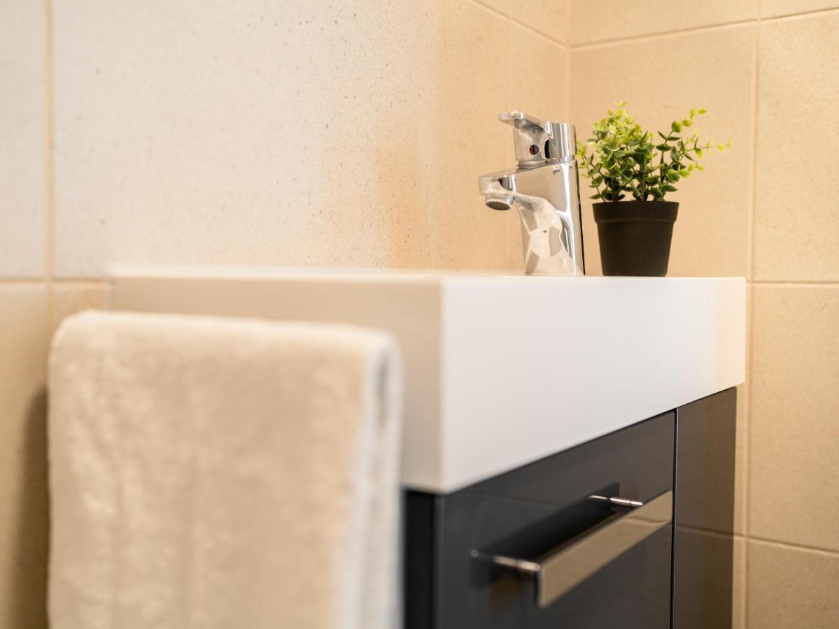 Deluxe - Living & Work Place Apartment *